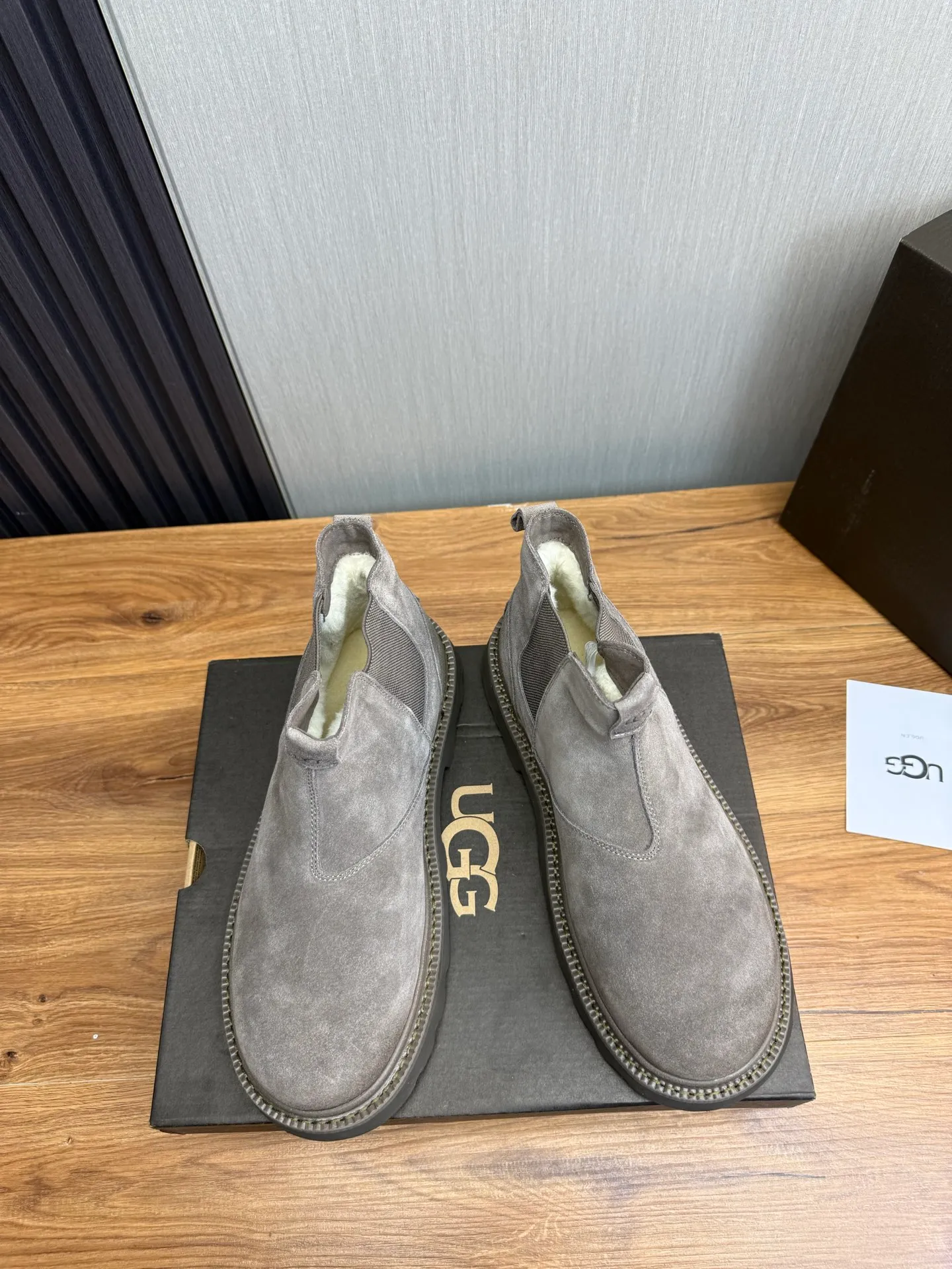 Men's shoes 💰600💰 New UGG fur integrated men's simple and fashionable snow boots. The most worth buying at the end of this year are warm casual shoes. Whether you are out and about at home, their comfortable and warm performance will be your most suitable fashion companion! The material is cowhide upper and imported wool is used inside. Warm and comfortable! The eva+ rubber patch outsole is cushioned, non-slip and wear-resistant, and has good elasticity. It is light and wear-resistant, comfortable and soft, and the new simple cut is more fashionable. It has both practicality and fashion sense, so you no longer have to worry about how to match it in winter, while still maintaining your fashionable taste. High-quality genuine wool. Look at the details for the material! Size: 39-40-41-42-43-44-44 sneaker size